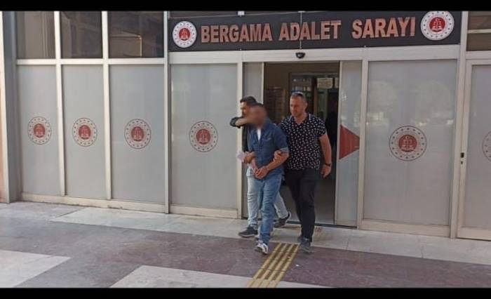 Enkaz Altında Saklandı Ama Polisten Kaçamadı