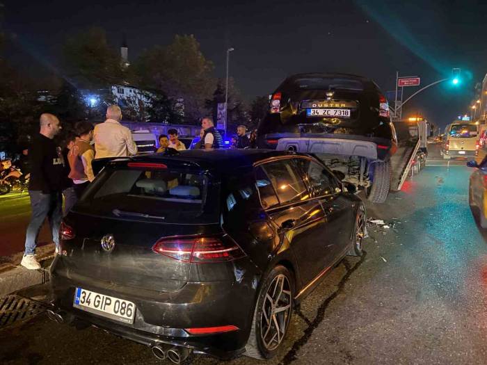 Esenyurt’ta Kırmızı Işıkta Bekleyen Motosiklete Otomobil Arkadan Çarptı: 1 Ağır Yaralı