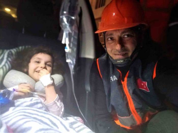 Minik Öykü’yü Enkazdan Kurtaran Ekip, Aylar Sonra Yaşadıklarını Anlattı