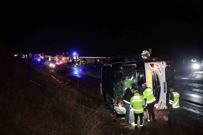 Kayseri’de Yolcu Otobüsü Devrildi: 8’i Ağır 38 Yaralı