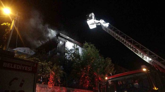 Balkonda Çıkan Yangın Çatıya Sıçradı