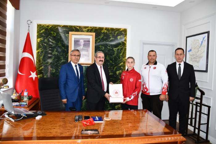 Kaymakam Sağlam, Dünya İkincisini Ödüllendirildi