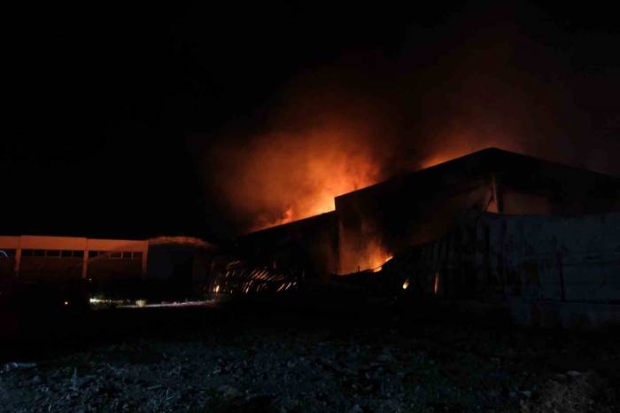 Manisa’daki Fabrika Yangını Kontrol Altına Alındı