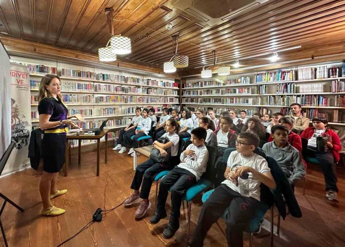 Burcu Bahar ’atatürk Ve Sihirli Gözlük’ Kitabını Anlattı