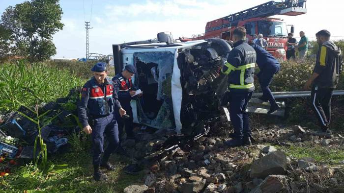 Kamyonet Şarampole Devrildi: 1 Yaralı