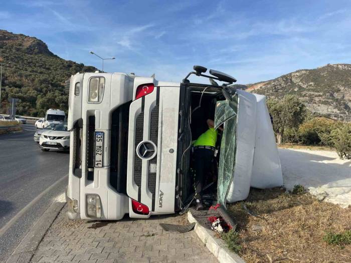 Söke’de Kum Yüklü Kamyon Devrildi: 1 Yaralı