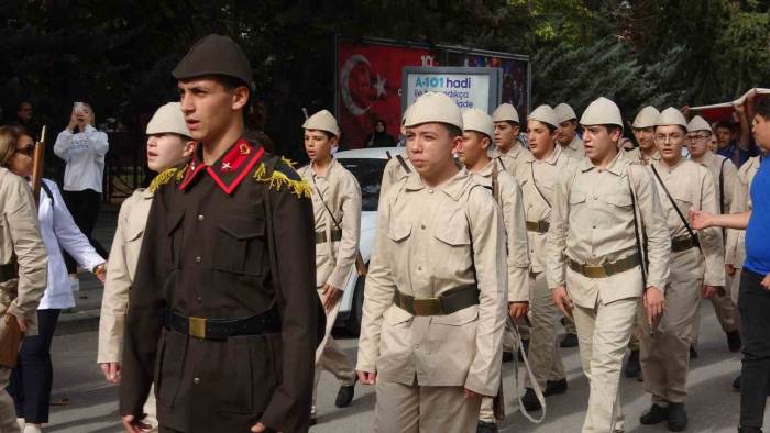 Cumhuriyet’in 100. Yılında ’onbeşliler’ Kıyafetleriyle Yürüdüler