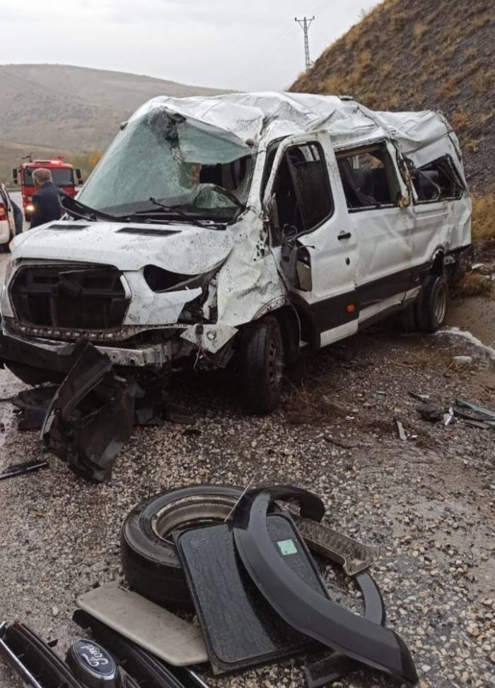 Van’da Yolcu Minibüsü Takla Attı: 7 Yaralı