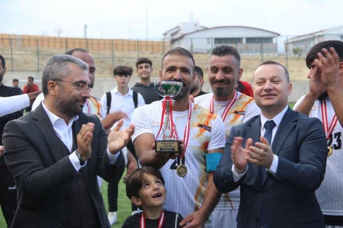 Edremit’te ‘Geleneksel Mahalleler Arası Futbol Turnuvası’ Sona Erdi