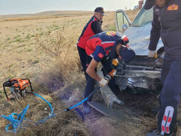 Takla Atan Hafif Ticari Araçta 4 Kişi Yaralandı