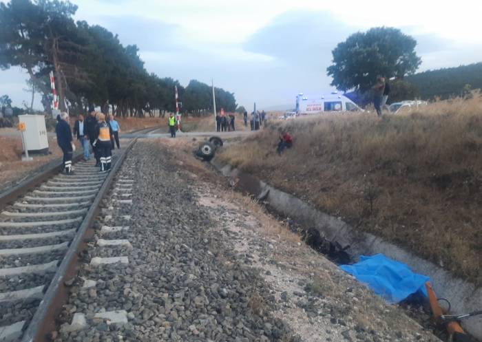 Yolcu Treni Traktöre Çarptı: 1 Kişi Hayatını Kaybetti