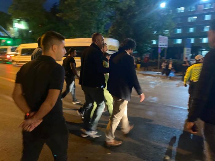 Yol Ortasında Oturan Otizimli Gence Polis Ekiplerinden Yardım