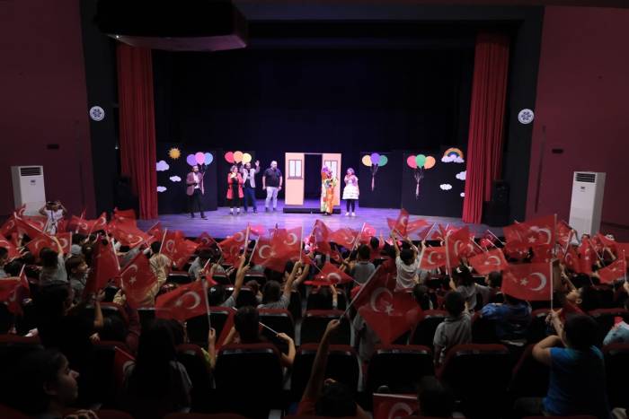 Şehir Tiyatroları ’benim Güzel Pabuçlarım’ Oyununu Çocuklarla Buluşturdu