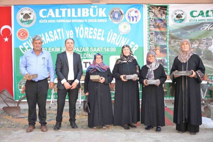 Mustafakemalpaşa’da Renkli Ceviz Hasadı Festivali Düzenlendi