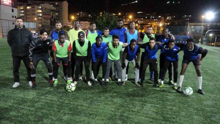 Takım Kuran Misafir Öğrenciler, Amatör Ligde Top Koşturmak İstiyor