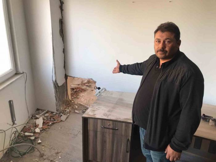 Duvarı Delerek Girdikleri Bbp İl Binasında Ne Varsa Alıp Götürdüler