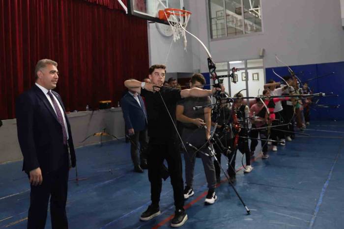 Vali Aslan Gençlerle Bir Araya Geldi