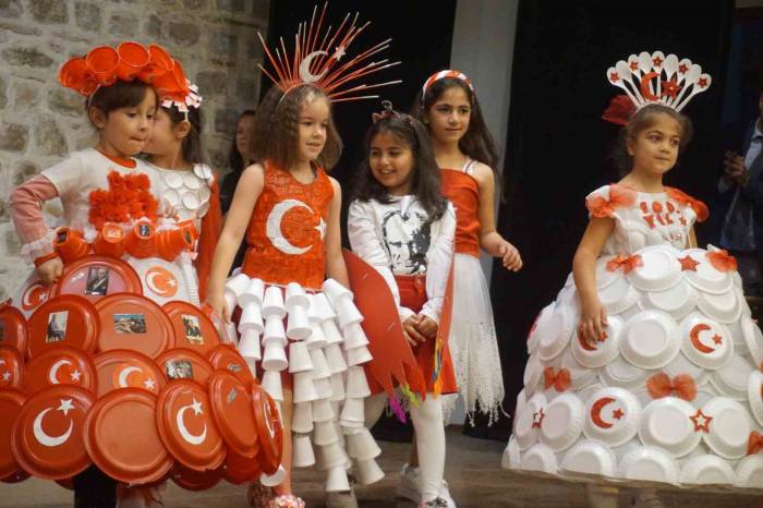 İlkokul Öğrencilerinden Geri Dönüşüm Defilesi