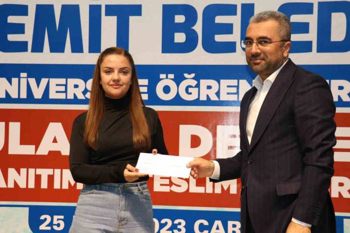 Edremit Belediyesinden Üniversite Öğrencilerine Ulaşım Desteği