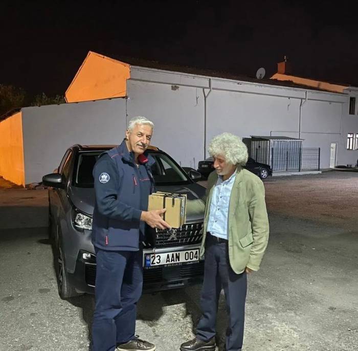 Aracının Kaputuna Sıkışan Kediyi Sahiplendi