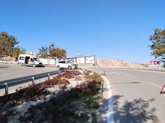 Elazığ’da Cip Aydınlatma Direğine Çarptı: 3 Yaralı