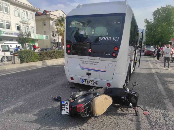Fethiye’de Minibüse Çarpan Motosiklet Sürücüsü Hayatını Kaybetti