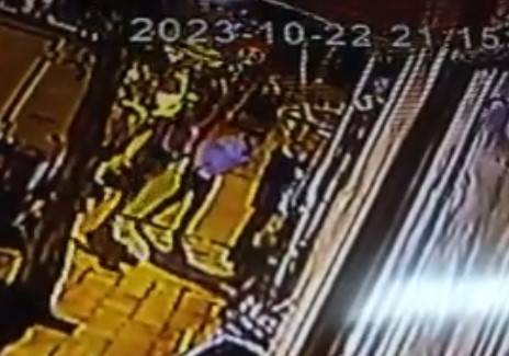 Fatih’te Cep Telefonu Ve Ton Balığı Çalan Kişiyi Yakalayıp Dövdüler: O Anlar Kamerada