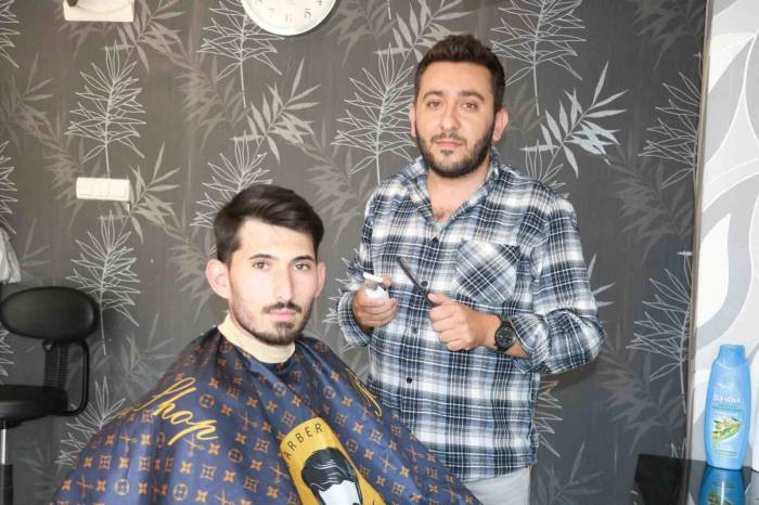 Hem Tıraş Ediyor, Hem De Türküleriyle Gönüller Dokunuyor