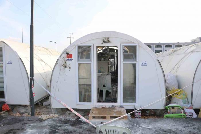 Vinç Elektrik Tellerine Değdi, Akıma Kapılan Depremzede Hayatını Kaybetti