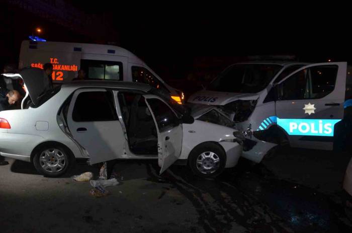 ’dur’ İhtarına Uymayan Otomobil Polis Otosuyla Çarpıştı: 2’si Polis 8 Yaralı