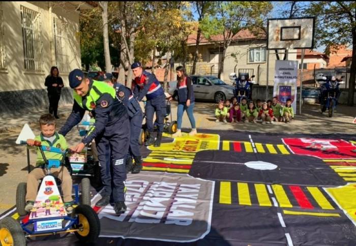 Kütahya’da Jandarmadan Öğrencilere Trafik Güvenliği Eğitimi