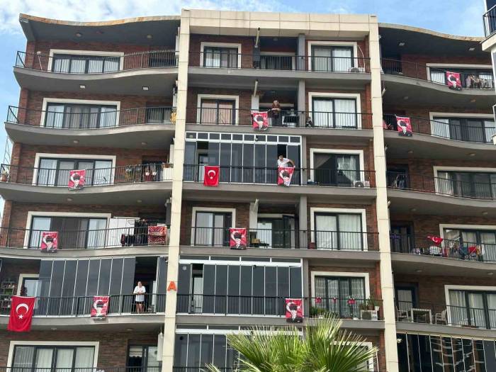 Menemen’de 100. Yıl Coşkusu: 100 Bin Bayrak Sokak Sokak Dağıtılıyor