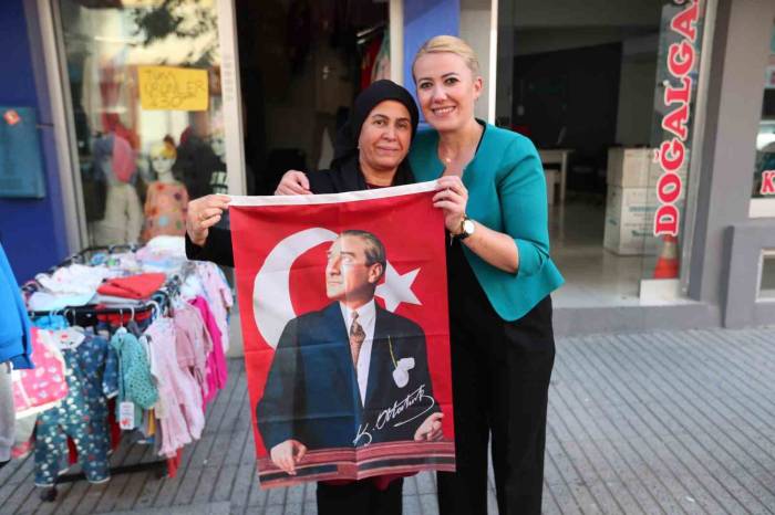 Başkan Şeniz Doğan, 29 Ekim Öncesi Vatandaşlara Bayrak Hediye Etti