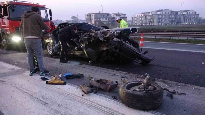 Tem’de Kamyona Çarpan Lüks Otomobil Kağıt Gibi Ezildi: 1 Ölü, 2 Yaralı