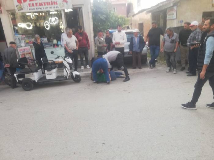 Eşi Ve Onunla İlişkisi Olduğunu Düşündüğü Kişiyi Bıçakladı