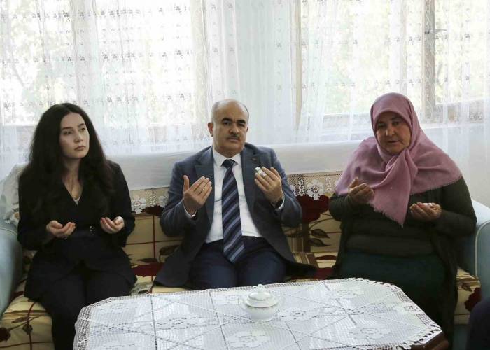 Vali Dağlı; “Vatan Tuttuğumuz Topraklarda, Barış Ve Huzur İçerisinde Yaşıyorsak Bunu Şehit Ve Gazilerimize Borçluyuz”