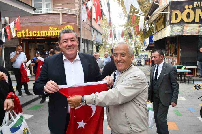 Alaplı Belediyesi Esnaf Ve Vatandaşlara Binlerce Türk Bayrağı Dağıttı