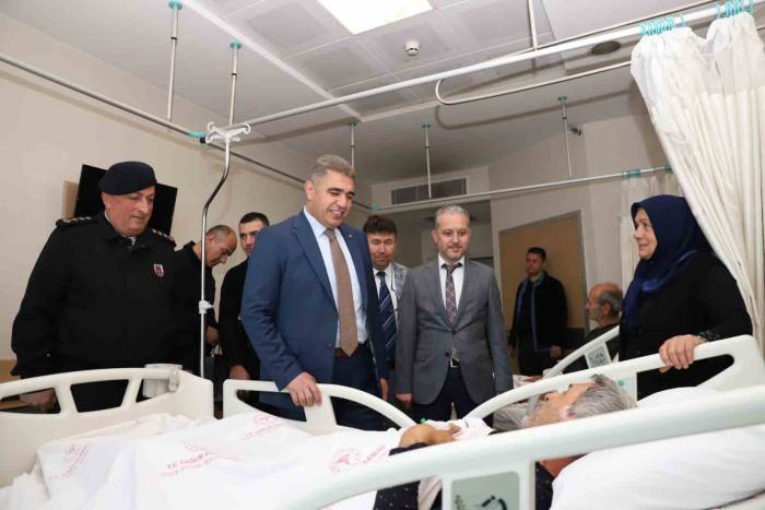 Ağaçtan Düşerek Yaralanan Kıbrıs Gazisini Vali Aslan Yalnız Bırakmadı