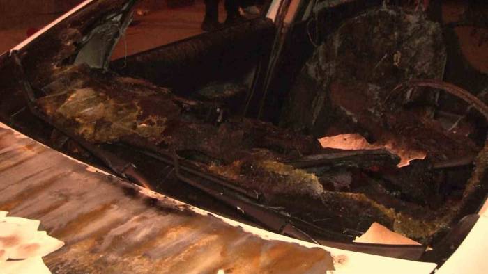 Ataşehir’de Seyir Halindeki Araç Alev Alev Yandı