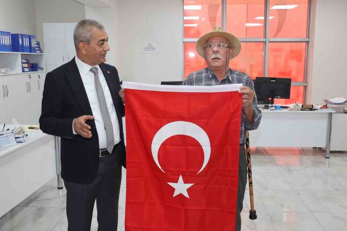 Hasan Dede "Bayrak" Şiiri İle Başkan Kaplan’ı Duygulandırdı