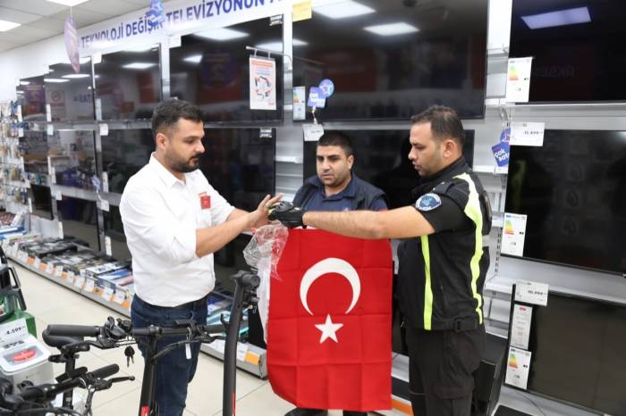 Edremit Bayraklarla Donatıldı