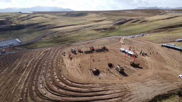 Tatvan’da Türkiye Yüzyılı Mehmetçik Hatıra Ormanı’na 400 Fidan Dikildi