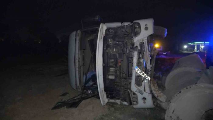 Kontrolden Çıkan Tır Tarlaya Uçtu, Sürücü Tırı Bırakıp Kaçtı