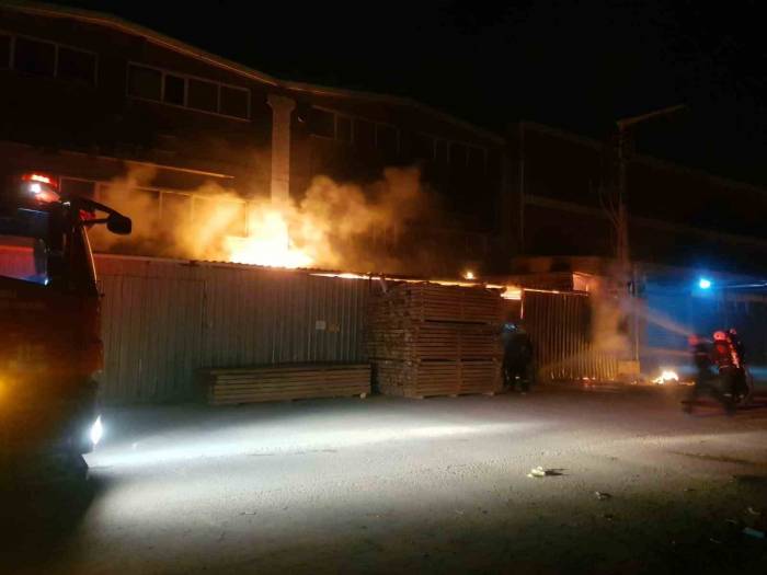 Bursa’da Mobilya İmalathanesinde Yangın