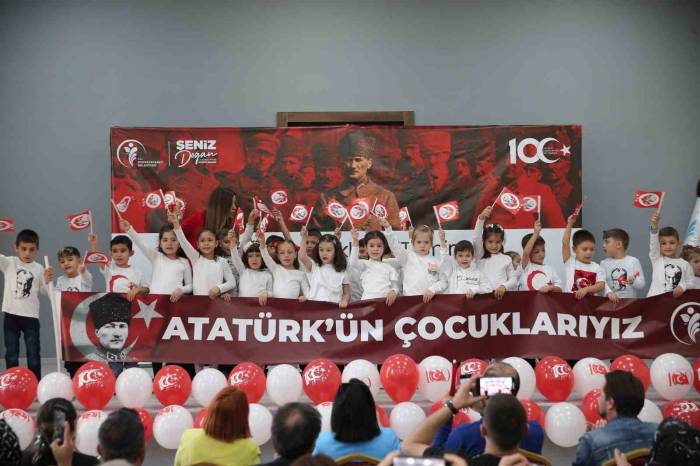 Denizli’de Kreş Öğrencileri 29 Ekim’i Gösteriyle Kutladı