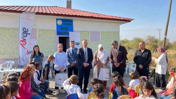 Diyarbakır’da Öğrenciler Kitap Okuyarak Becerilerini Geliştiriyor