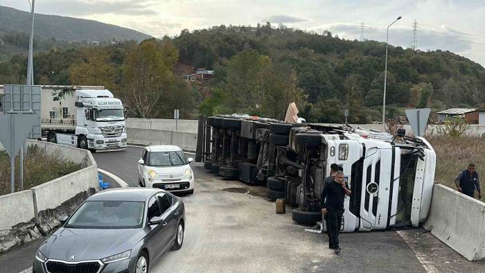Mdf Yüklü Tır Devrildi