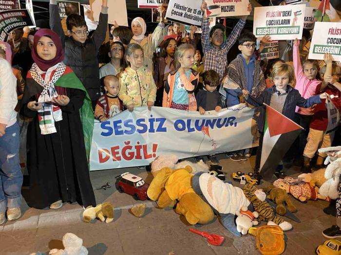 Filistin’de Katledilen Çocukların Sesi Olup, Yere Oyuncak Attılar