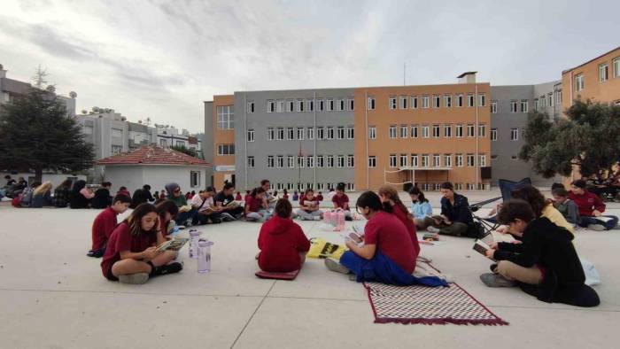 Söke’de Kilimini Kapan Geliyor, Kitap Okuyor