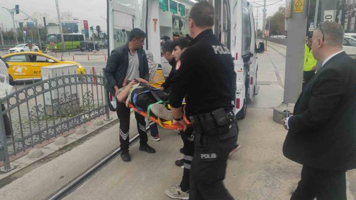 Kocaeli’de Tramvayın Çarptığı Yaya Yaralandı